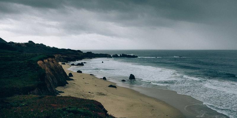 成都医用不锈钢器械柜与设备带定制:如何通过精密加工实现医疗环境的极致抗菌与耐用