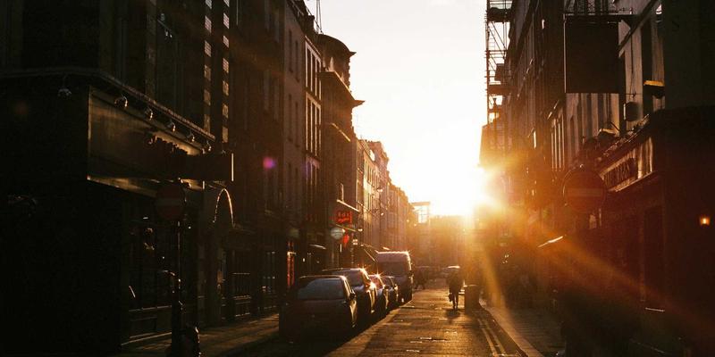 成都地铁的“钢铁脊梁”:揭秘不锈钢公共设施如何兼顾耐用、美观与城市温度